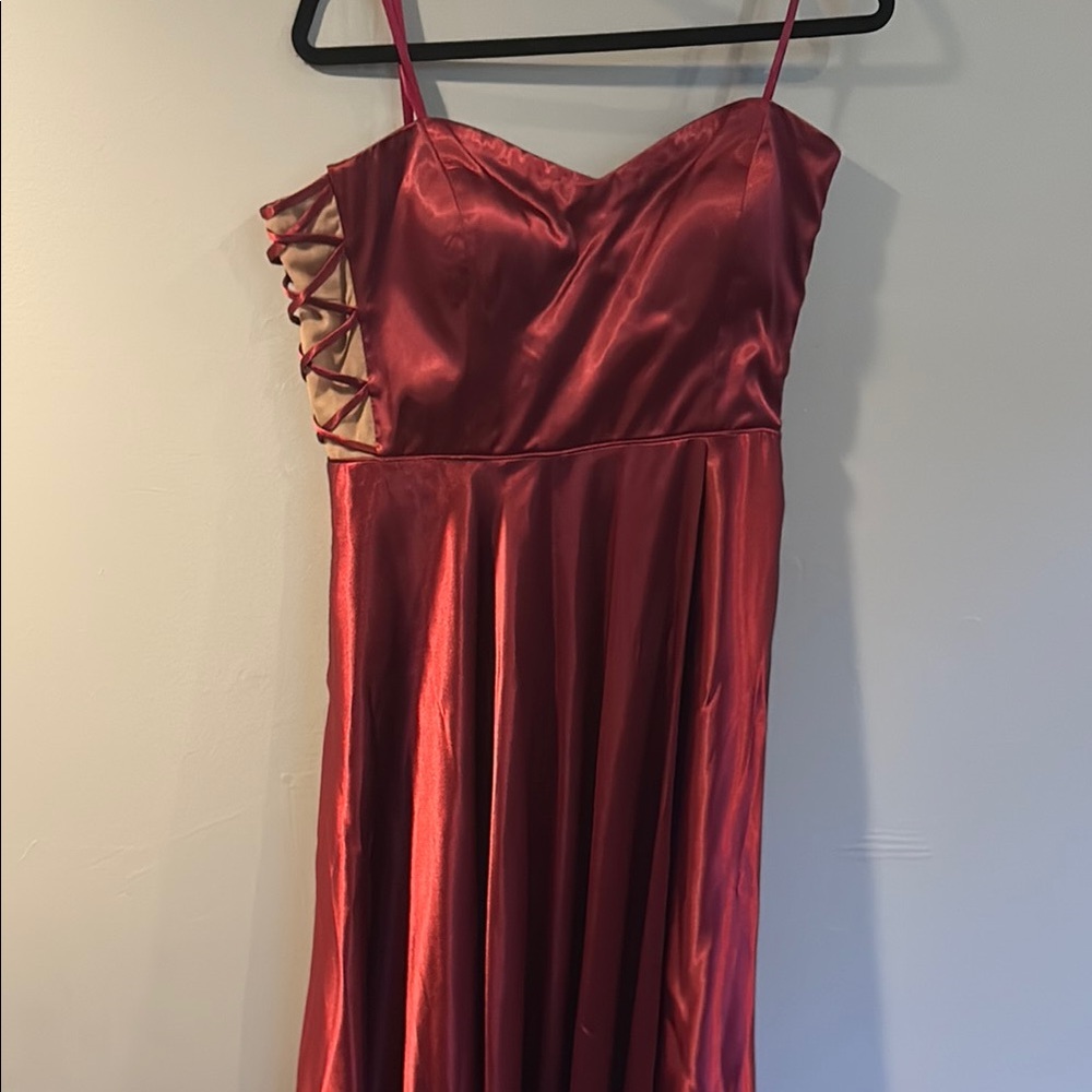 Elegant Red Strapless Satin Dress with Lace-Up Detail